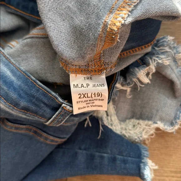 M.A.P | Distressed Denim Shorts - Picture 6 of 6